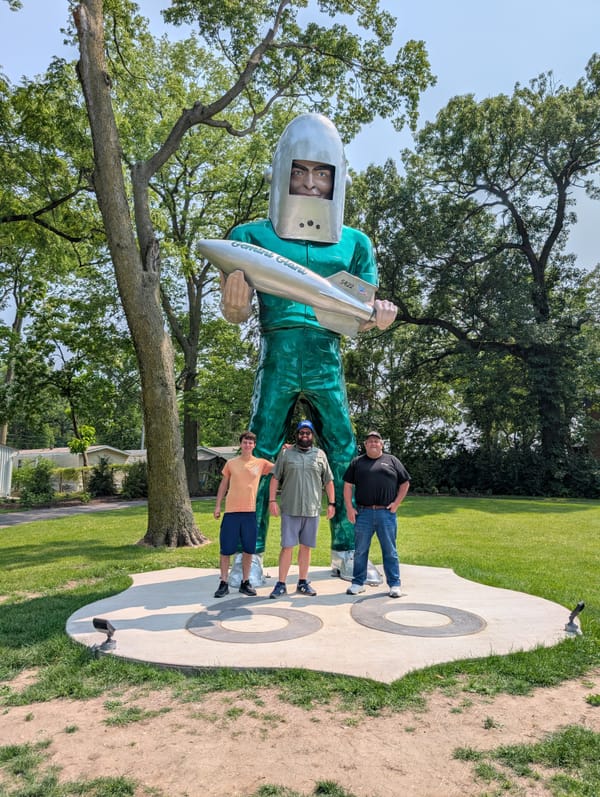 The Gemini Giant with three galactic goobers 👨‍🚀👨‍🚀👨‍🚀